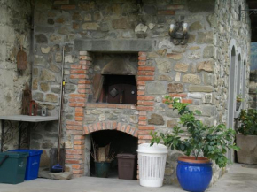 Tranquil Villa in San Romano di Garfagnana with bubble bath